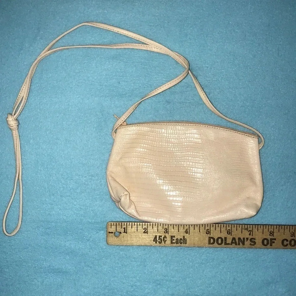 𝅺Cross body vintage handbag🎉Host Pick🎉 - Picture 3 of 7